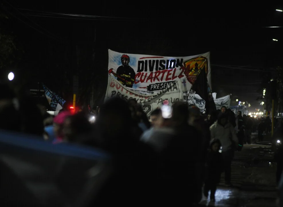 Marcha-policia-noche-987x720